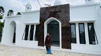 Dewi Perssik berdiri di depan musala yang dipersembahkan untuk almarhum ayahnya, Muhammad Adil (Dok.Instagram/@dewiperssikreal/https://www.instagram.com/p/B7z9FAhhKpS/Komarudin)