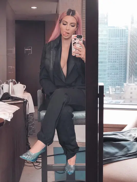 Sebelumnya, Kim sendiri miliki warna rambut platinum. Menurutmu lebih cocok warna rambut yang lama atau yang ini? (instagram/kimkardashian)