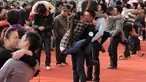 Syarat untuk mengikuti kontes ini sangat mudah. Peserta hanya perlu bertahan dengan waktu paling lama dan juga dengan pose ciuman tidak mainstream. Pemenang akan mendapatkan hadiah cincin berlian dan uang 50 ribu yuan. (avaxnews.com)
