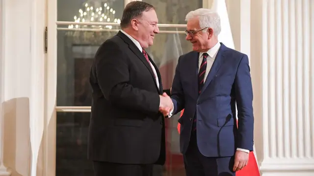 Mike Pompeo Bersalaman dengan  Jacek Czaputowicz dalam Konferensi Warsawa (AFP Photo)