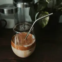 Ilustrasi Dalgona Coffee. Sumber foto: unsplash.com/Mollie Sivaram.