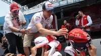 Puluhan penggemar Marc Marquez berusaha mendapatkan torehan tanda tangan dari Juara Dunia MotoGP 2013 dan 2014 saat berlangsungnya acara Meet & Greet di Sirkuit Sentul, Bogor, (21/10/2014). (Liputan6.com/Helmi Fithriansyah)