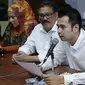 Raffi Ahmad (kanan) berbicara kepada pers dalam rangka meminta maaf karena dianggap telah menghina profesi wartawan di kantor Persatuan Wartawan Indonesia (PWI) Pusat di Gedung Dewan Pers, Jakarta, (4/11/2015). (Liputan6.com/Herman Zakaria)