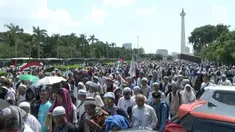 Aksi bela Palestina berlangsung di kawasan Monas dan Medan Merdeka. Aksi ini bubar setelah menjalankan salat Jumat berjamaah.