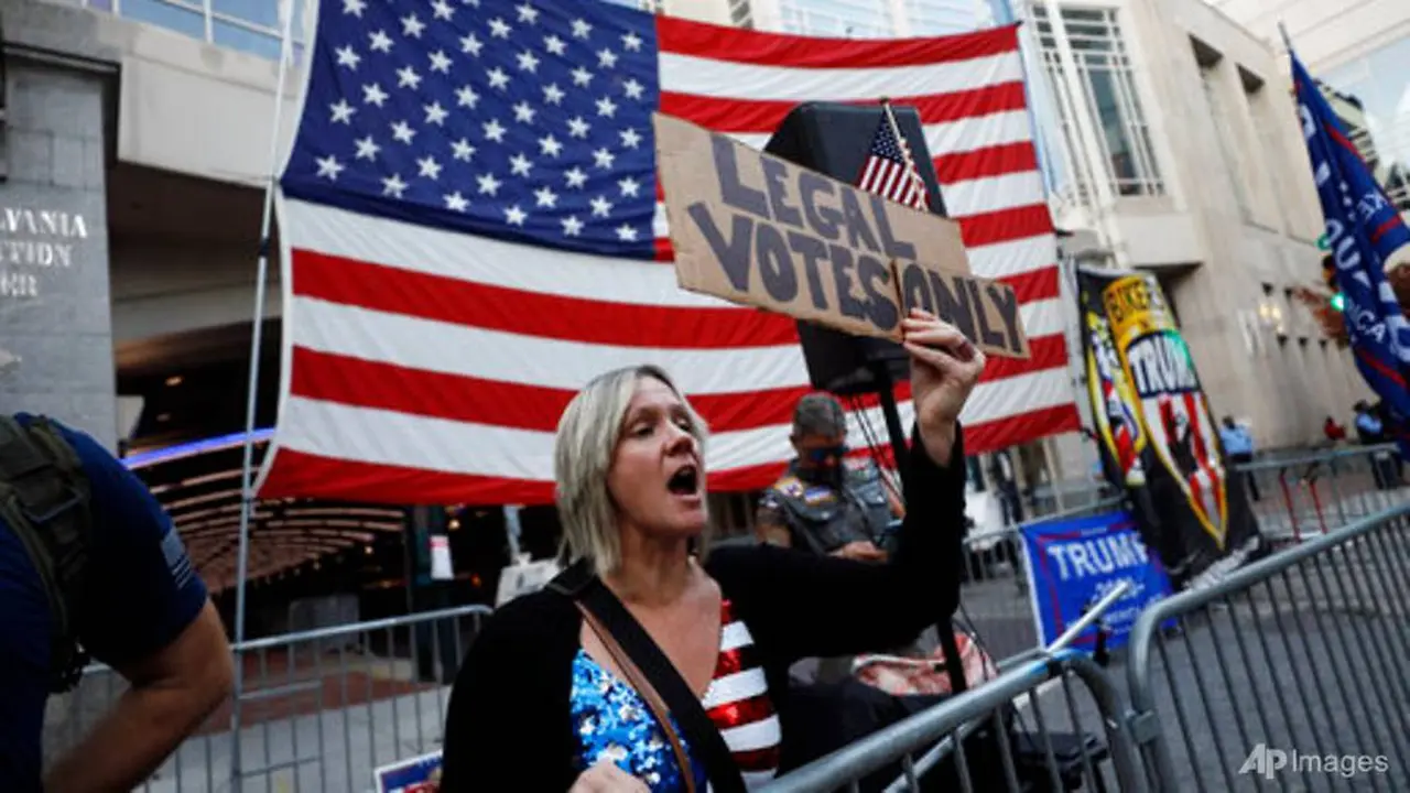 Pendukung Presiden Donald Trump melakukan protes di luar Pennsylvania Convention Center di Philadelphia, 8 November 2020. (Foto: AP / Rebecca Blackwell)
