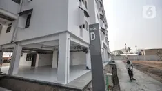 Pekerja saat membersihkan area di salah satu menara (blok) Kampung Susun Akuarium, Jakarta, Selasa (17/8/2021). Pemerintah Provinsi DKI Jakarta telah selesai membangun dua dari lima blok Kampung Susun Akuarium yang rencananya hari ini diresmikan oleh Gubernur Anies Baswedan. (merdeka.com/Iqbal S. Nu