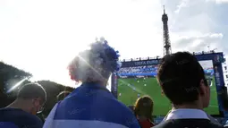 Para suporter Prancis menyaksikan laga Prancis melawan Irlandia dengan layar raksasa di balik Menara Eiffel. (Bola.com/Vitalis Yogi Trisna)