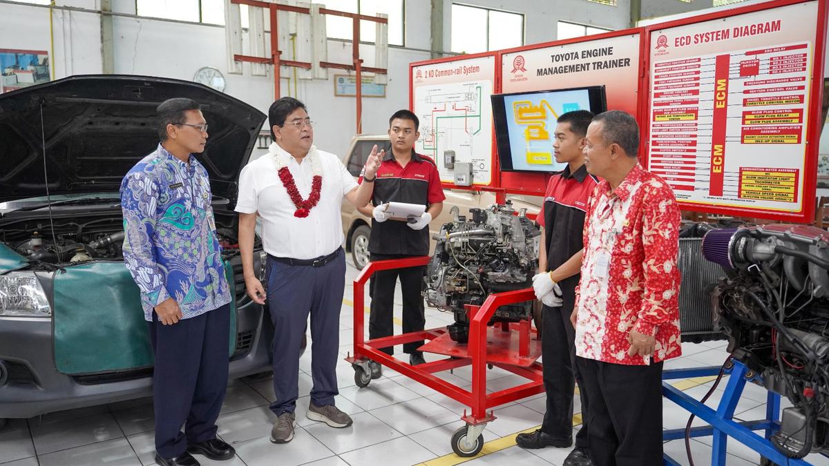 TMMIN Donasikan Toyota Fortuner ke SMKN 2 Salatiga untuk Jadi Bahan Praktikum