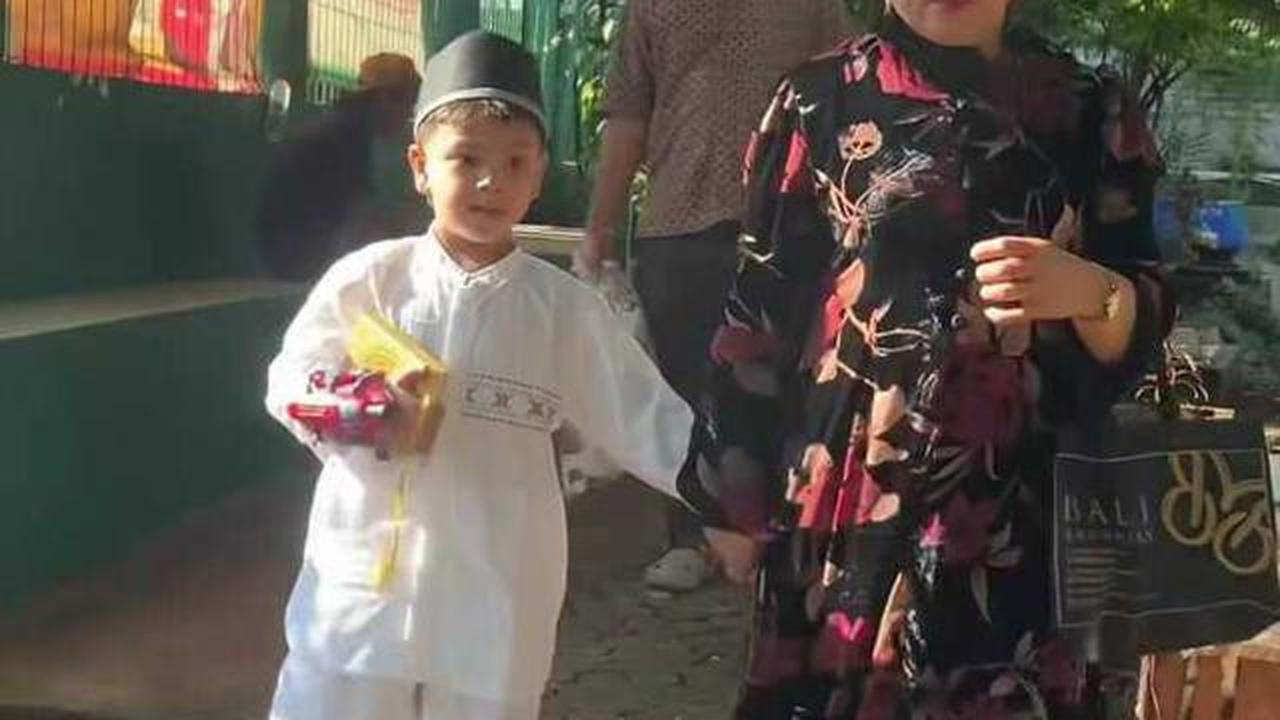 Momen Gala Sky Ziarah ke Makam Orang Tua, Mengenang 4 Tahun Kepergian Vanessa dan Bibi