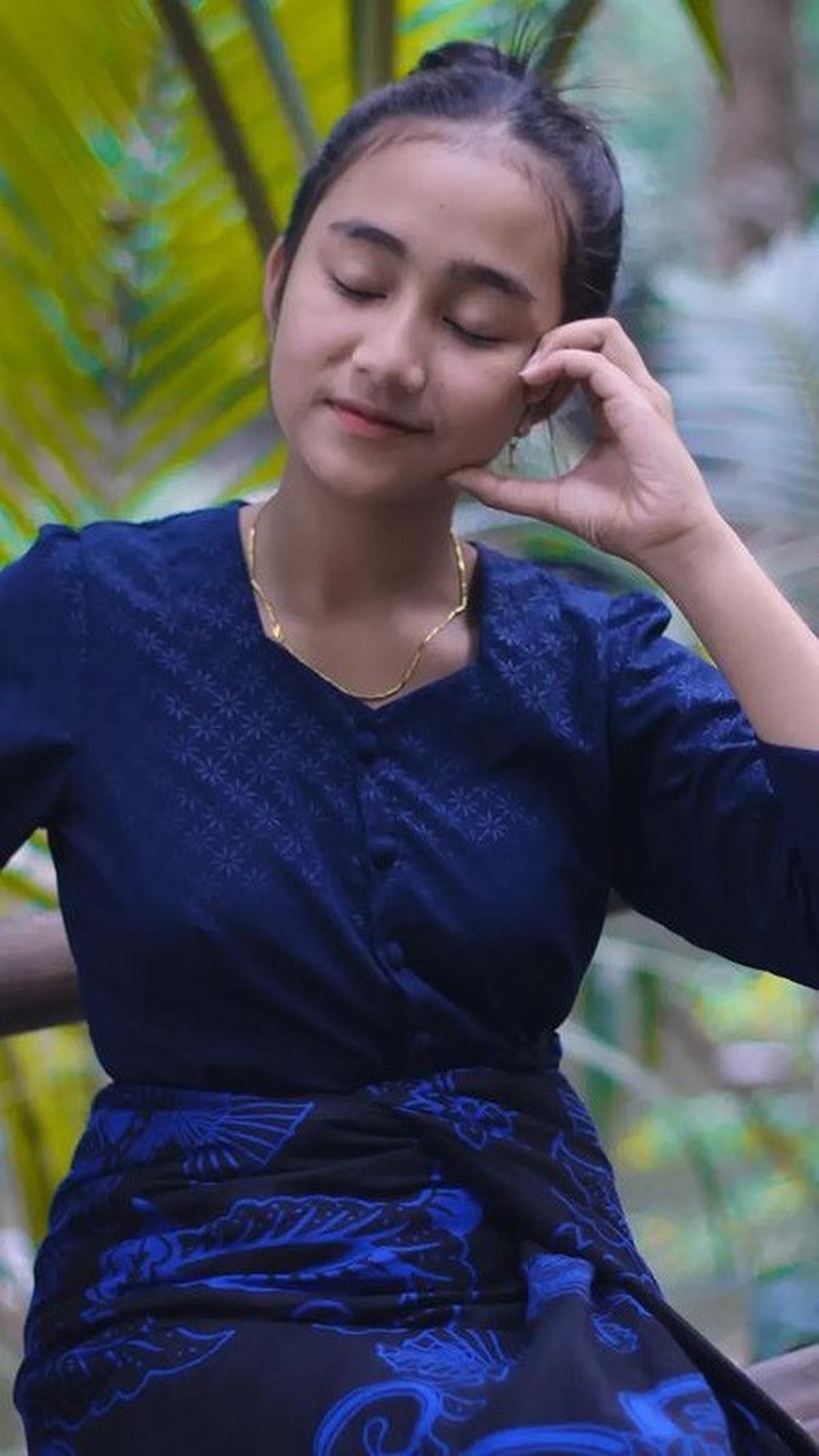 Di akun Instagram bernama Rumsyani, Rumsyah kerap membagikam potret dirinya dalam balutan busana adat Baduy. Ia juga membagikan kondisi desanya yang asri dan sejuk.