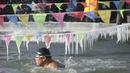 Peserta ambil bagian dalam Kompetisi Renang Es Harbin di Sungai Songhua yang membeku di Provinsi Heilongjiang, China, Senin (5/1/2016). Acara ini diselengarakan dalam rangka pembukaan Harbin International Ice and Snow Sculpture Festival (REUTERS/Aly Song)