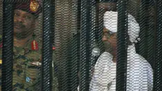 Presiden terguling Sudan, Omar al-Bashir ditempatkan di kandang terdakwa selama menjalani persidangan atas dakwaan korupsi di pengadilan di Khartoum, Senin (19/8/2019). Bashir  didakwa dengan tuduhan korupsi, kepemilikan mata uang asing dan menerima gratifikasi. (Ebrahim HAMID / AFP)