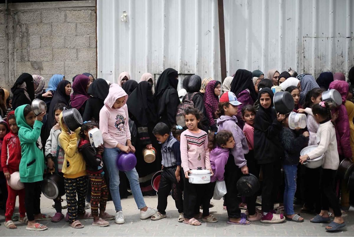 FOTO: Pilu! Ratusan Anak Gaza Kelaparan Mengantri Makanan