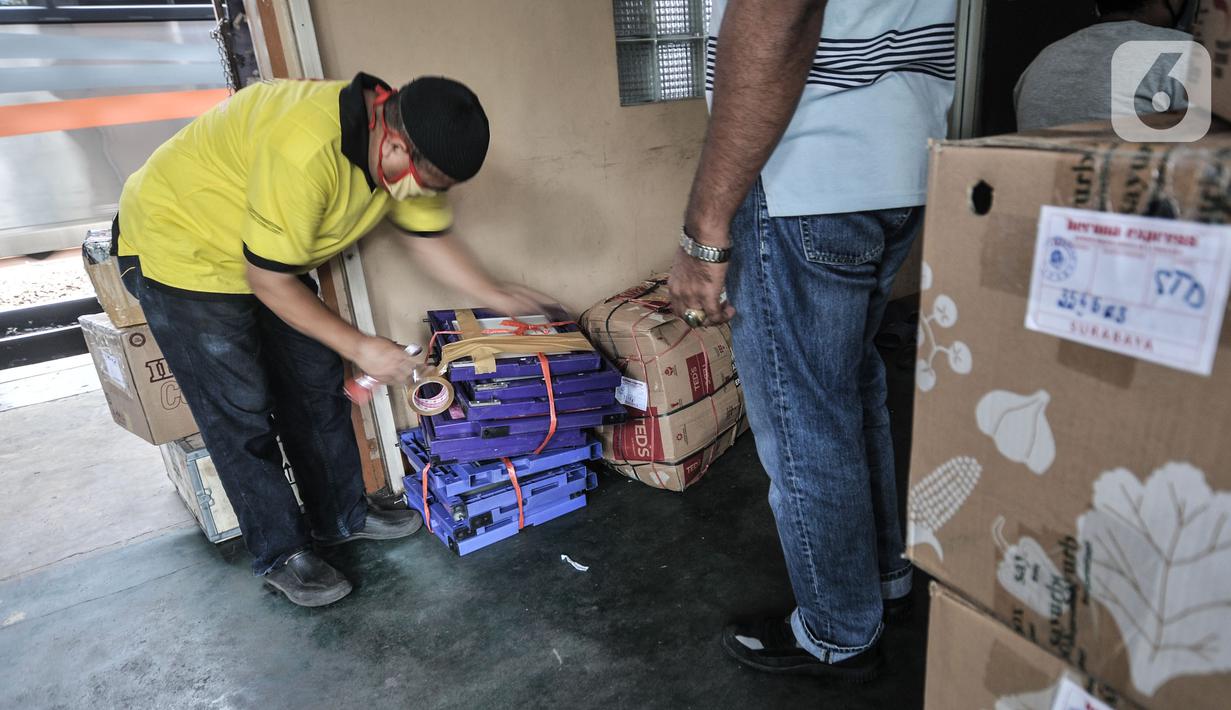 Pekerja mengemas barang sebelum dikirim via jasa ekspedisi kereta api di Jalan Bungur Raya, Senen, Jakarta, Senin (3/5/2021). Paket yang dikirimkan antara lain sepeda motor, kebutuhan rumah tangga hingga kue Lebaran. (merdeka.com/Iqbal S. Nugroho)