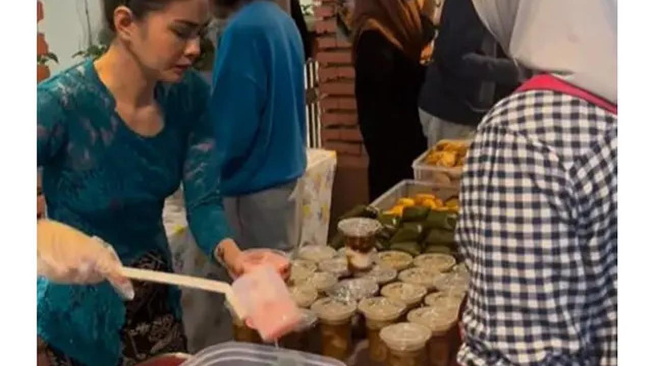 6 Potret Epy Kusnandar dan Istri Jual Takjil di Bazar Ramadhan, Raup Jutaan Rupiah