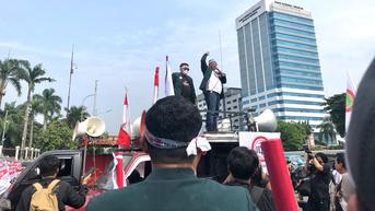 Demo Ratusan Nakes soal RUU Kesehatan Omnibus Law di Depan DPR Berlangsung Damai
