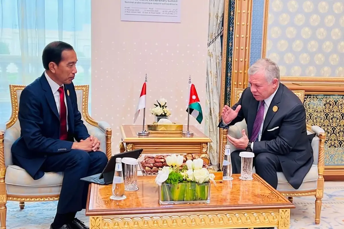 Presiden Joko Widodo (Jokowi) melakukan pertemuan bilateral dengan Raja Yordania, Abdullah II bin Al-Hussein. Pertemuan itu terjadi di sela-sela KTT Luar Biasa OKI.