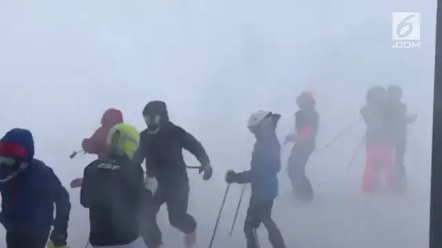 Meskipun pemerintah Prancis telah mengeluarkan peringatan longsor di Pegunungan Alpen, sebagian warga tetap bermain salju.