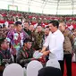 Menteri Agraria dan Tata Ruang/Kepala Badan Pertanahan Nasional (ATR/BPN), Hadi Tjahjanto menyerahkan 4.000 sertifikat di GOR Delta Sidoarjo, Jawa Timur. (Dok. Istimewa)