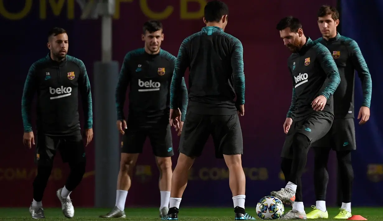 Penyerang Barcelona, Lionel Messi mengontrol bola saat mengikuti sesi latihan tim di Joan Gamper Sports City di Sant Joan Despi (4/11/2019). Barcelona akan bertanding melawan wakil Rusia, SK Slavia Praha pada Grup F Liga Champions di Camp Nou. (AFP Photo/Lluis Gene)