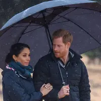 Meghan Markle kerap pakai sneakers dalam kunjungan resmi kerajaan. (Foto: instagram.com/hrhmeghanandharry)