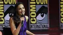 Gal Gadot memberi keterangan dalam panel film Wonder Woman 1984 di San Diego Comic-Con International, (21/7). Aktris cantik yang berperan sebagai Wonder Woman ini tampil cantik dengan dress ketat berwarna ungu. (AP Photo/Chris Pizzello)