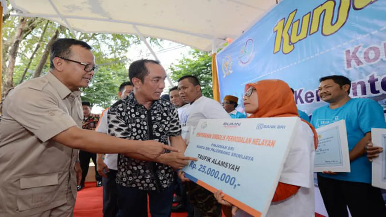 Komisi IV DPR RI juga menyalurkan bantuan kepada para nelayan, berupa bantuan kapal perikanan dan alat penangkap ikan, serta klaim asuransi nelayan dan bantuan permodalan nelayan.