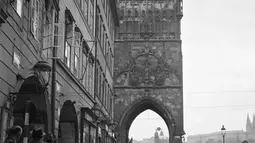 Sejumlah warga beraktivitas pada bulan September 1945 di kota Praha, Ceko. Nama kota Praha ditetapkan sebagai nama resmi kota tersebut pada tahun 1920, sebelum tahun 1784 kota ini disebut sebagai Královské Hlavní Město Praha ( atau disebut pula sebagai Ibukota Kerajaan Praha). (AFP Photo)