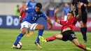 Striker Italia, Eder, berusaha melewati gelandang Albania, Ergys Kace, pada laga kualifikasi Piala Dunia 2018 di Stadion Loro Borici, Senin (9/20/2017). Italia menang 1-0 atas Albania. (AFP/Dimitar Dilkoff)