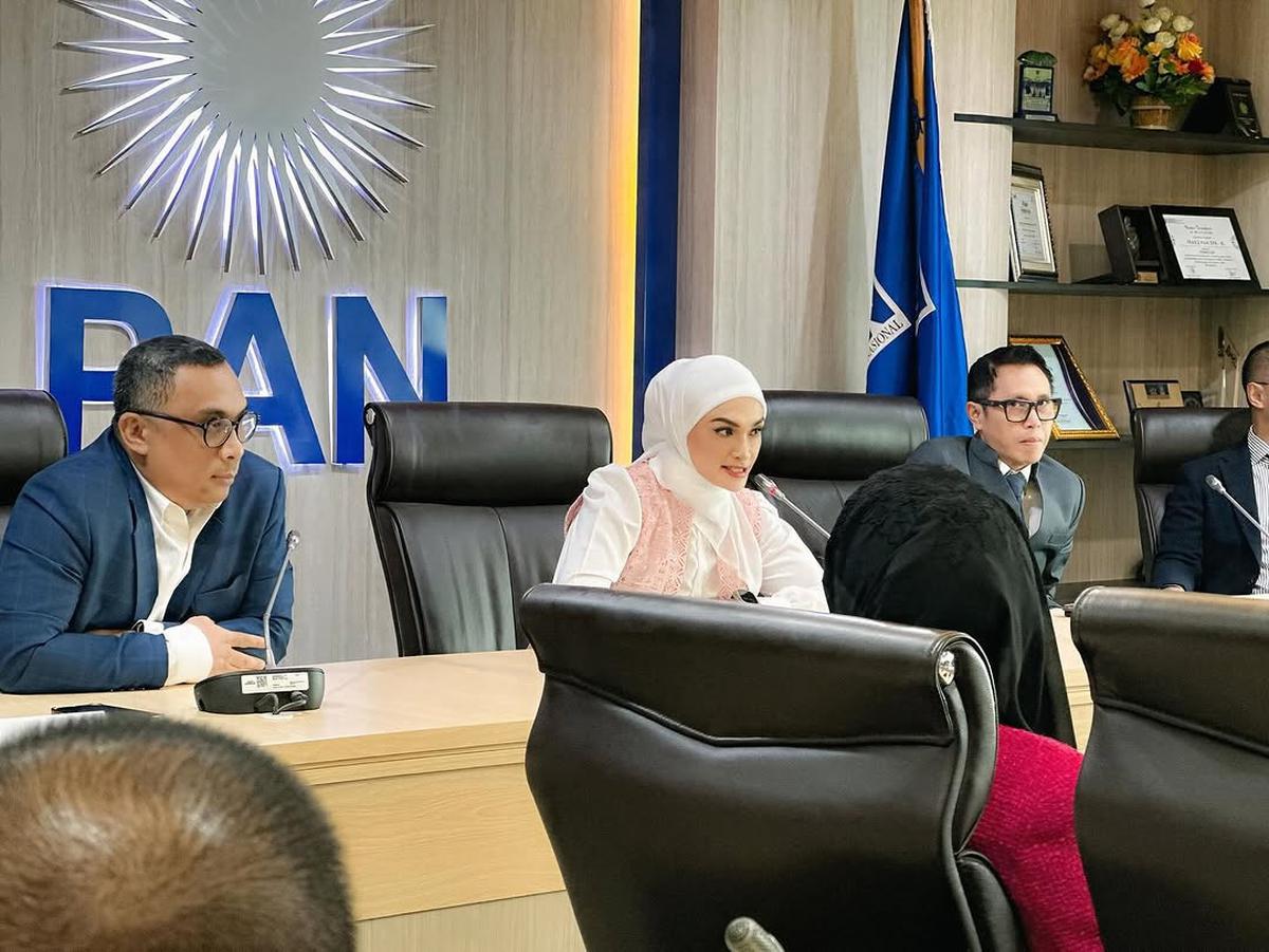 Potret Putri Zulhas saat Pimpin Rapat, Auranya Berkharisma