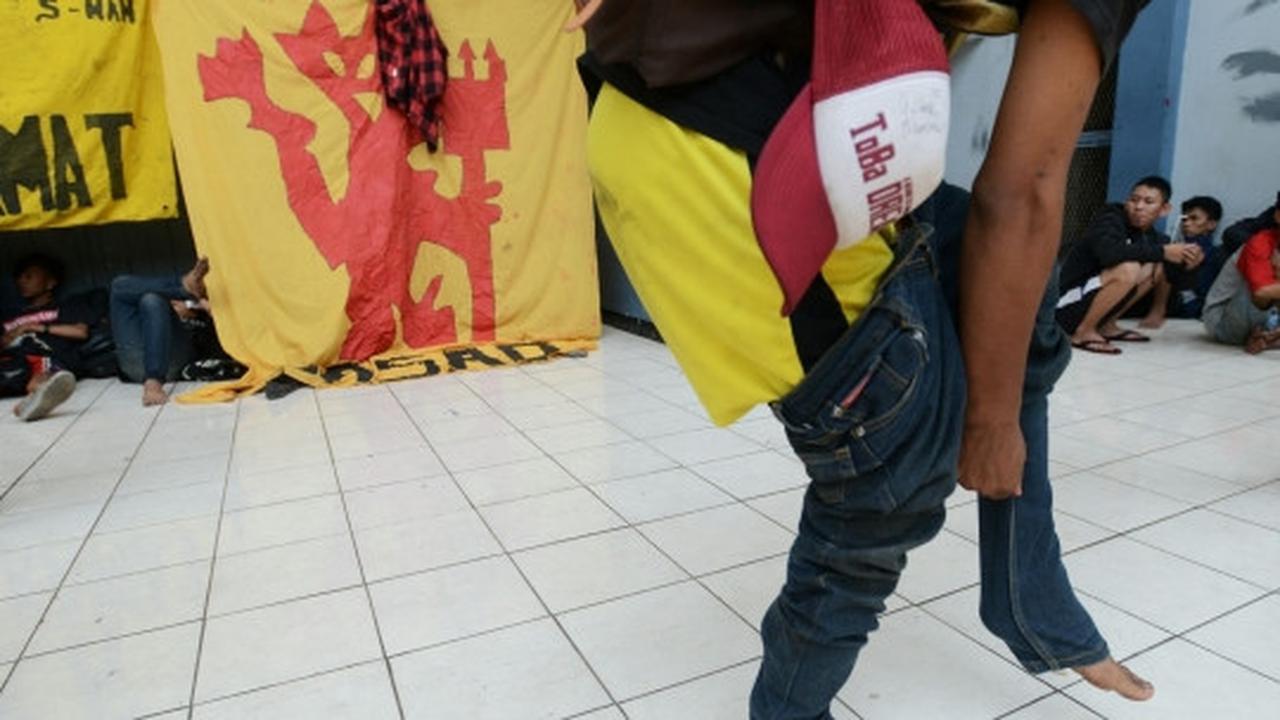 Loyalitas suporter Sriwijaya FC rela menginap di Senayan