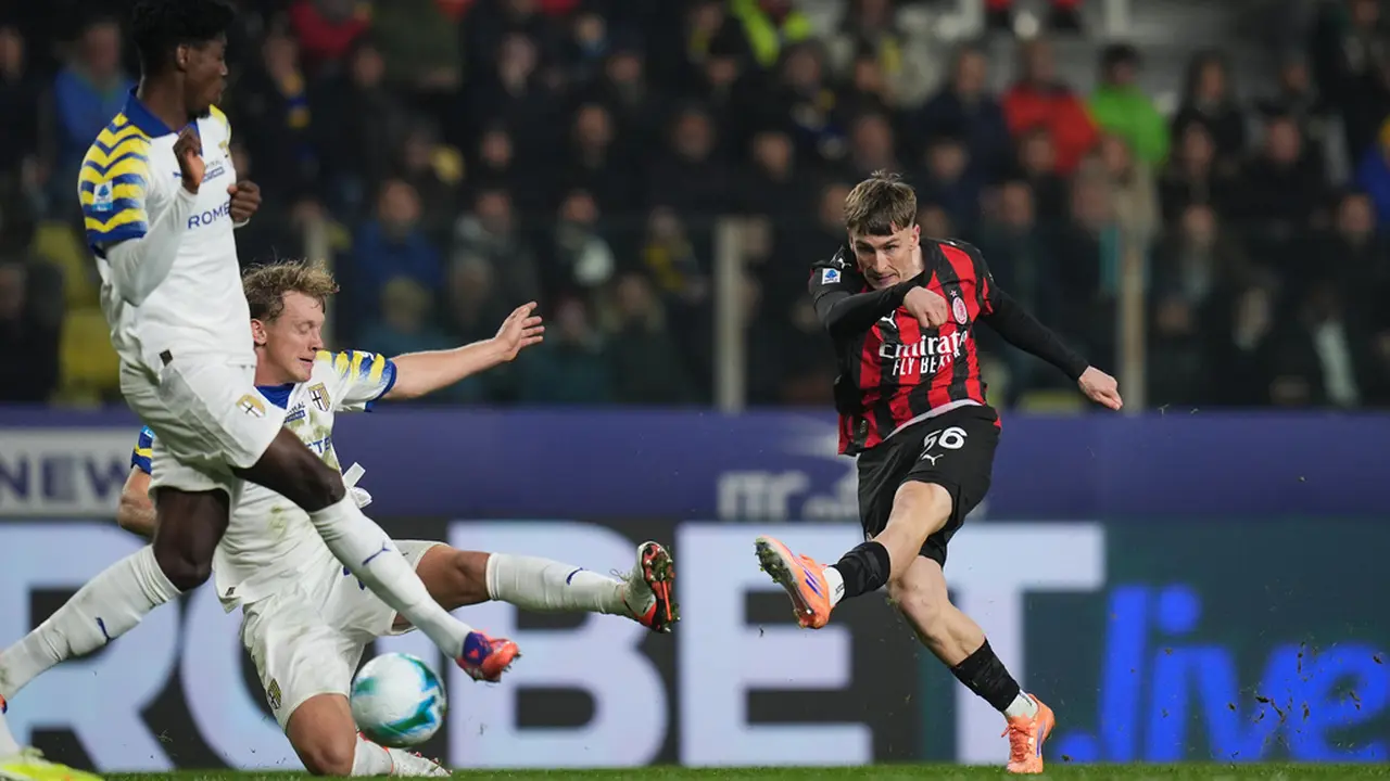 Pemain AC Milan, Alexis Saelemaekers (kanan), mencetak gol dalam pertandingan Serie A antara Parma dan AC Milan
