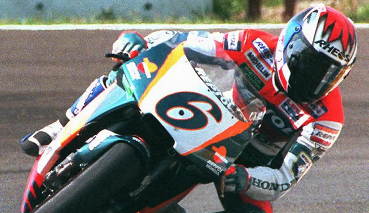 Pebalap 500cc Repsol Honda asal Jepang Tadayuki Okada memiringkan sepeda motornya pada tikungan dalam latihan kualifikasi kedua Marlboro Indonesian Grand Prix di Sirkuit Sentul, 6 April 1996. Okada mencatat waktu terbaik ketiga dengan 1 menit 26.980 detik. (JOHN MACDOUGALL/AFP)