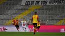 Pemain Lens Manuel Perez (kiri) berebut  bola dengan pemain Paris Saint-Germain Juan Bernat (tengah) pada pertandingan Ligue 1 di Stadion Felix Bollaert-Delelis, Lens, Prancis, Kamis (10/9/2020). PSG kalah 0-1. (Denis Charlet/AFP)