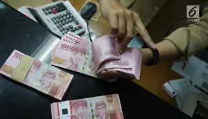 Teller menunjukkan mata uang rupiah di penukaran uang di Jakarta, Rabu (10/7/2019). Nilai tukar rupiah terhadap dolar Amerika Serikat (AS) ditutup stagnan di perdagangan pasar spot hari ini di angka Rp 14.125. (Liputan6.com/Angga Yuniar)