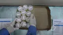 Petugas BNN merapihkan urine anggota fraksi PKS untuk dites di Komplek Parlemen Senayan, Jakarta, Kamis (26/3/2015). F-PKS di DPR bekerja sama dengan BNN menggelar tes urine bagi semua anggota DPR fraksi PKS.  (Liputan6.com/Andrian M Tunay)