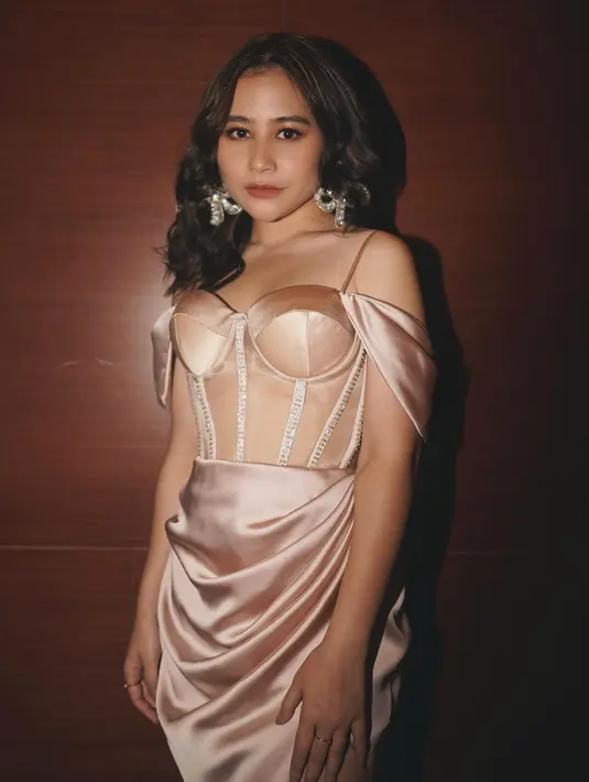 <p>Balutan gaun rose gold membuat Prilly terlihat dewasa. (sumber: Instagram @prillylatuconsina96)</p>