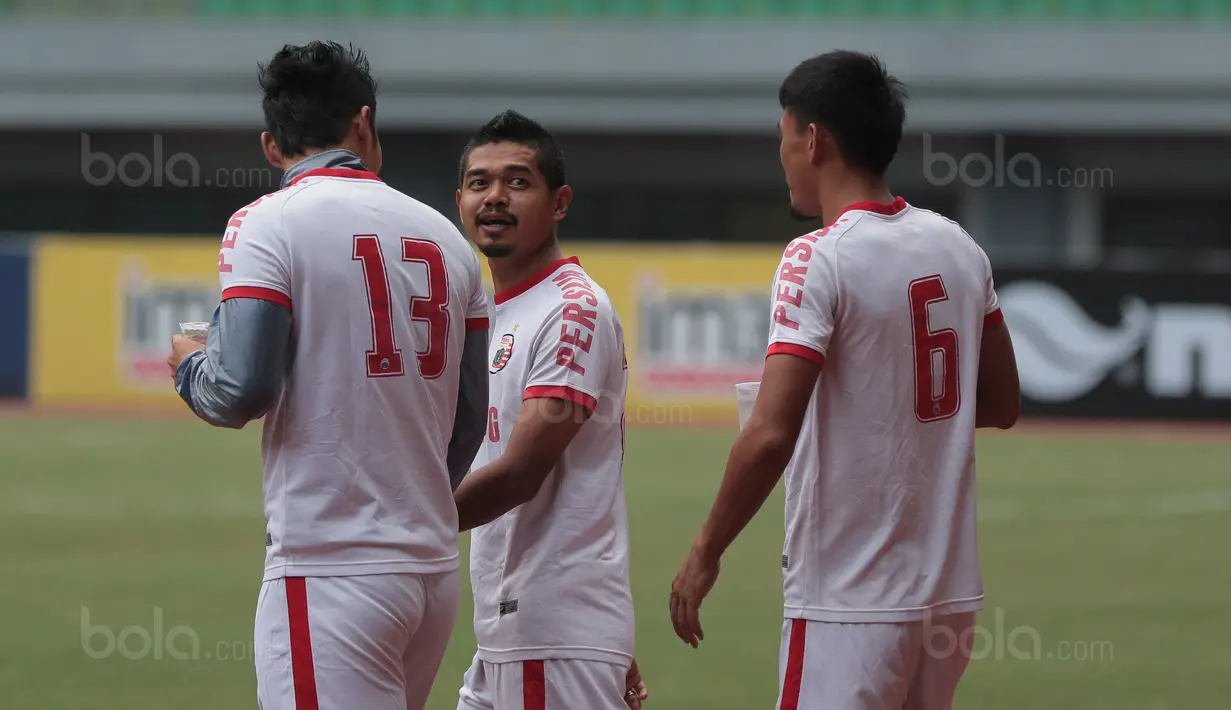Bambang Pamungkas menyapa suporter sebelum sesi latihan di Stadion Patriot Bekasi, Sabtu (11/11/2017). Latihan tersebut jelang melawan Bhayangkara FC. (Bola.com/Nicklas Hanoatubun)