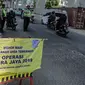 Polisi lalu lintas menggelar Operasi Zebra 2019 di Jalan Boulevard Gading Raya, Jakarta, Kamis (24/10/2019). Operasi selama dua pekan hingga 5 November mendatang tersebut untuk meningkatkan kepatuhan dan kedisiplinan pengendara kendaraan bermotor dalam berlalu lintas. (Liputan6.com/Faizal Fanani)