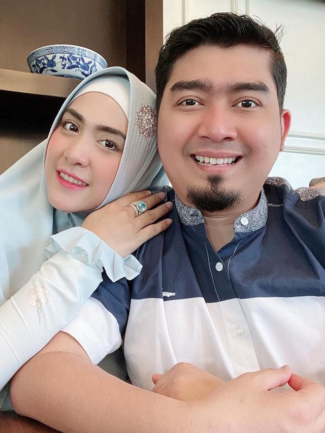 [Fimela] April Jasmine dan Ustaz Solmed