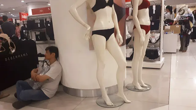 FOTO: Habis Diborong Pembeli, Begini Penampakan Gerai Debenhams saat Midnight Sale