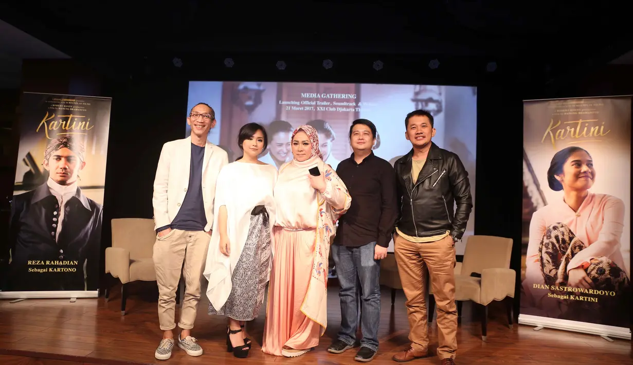 Pemeran Lola dalam film Love in Perth itu merasa senang bisa berduet dengan penyanyi senior yang sangat dihormatinya, Melly Goeslaw. Apalagi syair lagu itu menguatkan perempuan. (Nurwahyunan/Bintang.com)