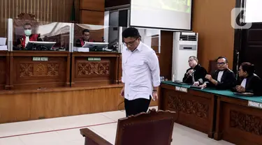 Terdakwa Ferdy Sambo tertunduk usai menjalani sidang lanjutan pembacaan tuntutan oleh Jaksa Penuntut Umum kasus pembunuhan berencana terhadap Brigadir Nopriansyah Yosua Hutabarat di Pengadilan Negeri Jakarta Selatan, Jakarta, Selasa (17/1/2023). Fredy Sambo dituntut Seumur Hidup. (Liputan6.com/JohanTallo)