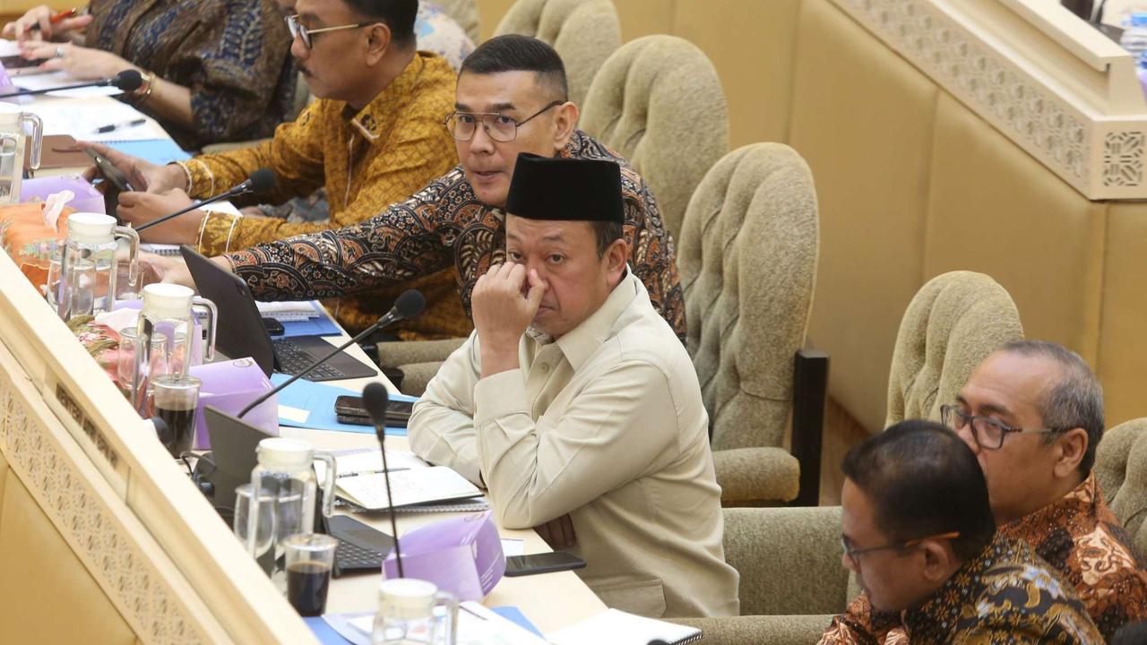 Menteri ATR Nusron Wahid rapat dengan Komisi II DPR terkait pagar laut