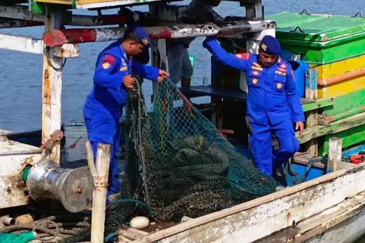 Satpolairud Polres Situbondo memeriksa kapal gunakan candrang untuk menangkap ikan di wilayah perairan Situbondo (Istimewa)