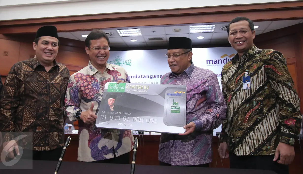 Ki-ka: Sekjen PBNU Helmy Faishal Zaini, Dirut Bank Mandiri Budi G Sadikin, Ketua PBNU KH Said Aqil Siradj dan Direktur Micro&Business Banking Bank Mandiri Tardi saat MoU kerjasama layanan keuangan, Jakarta, Kamis (17/3/2016). (Liputan6.com/Angga Yuniar)