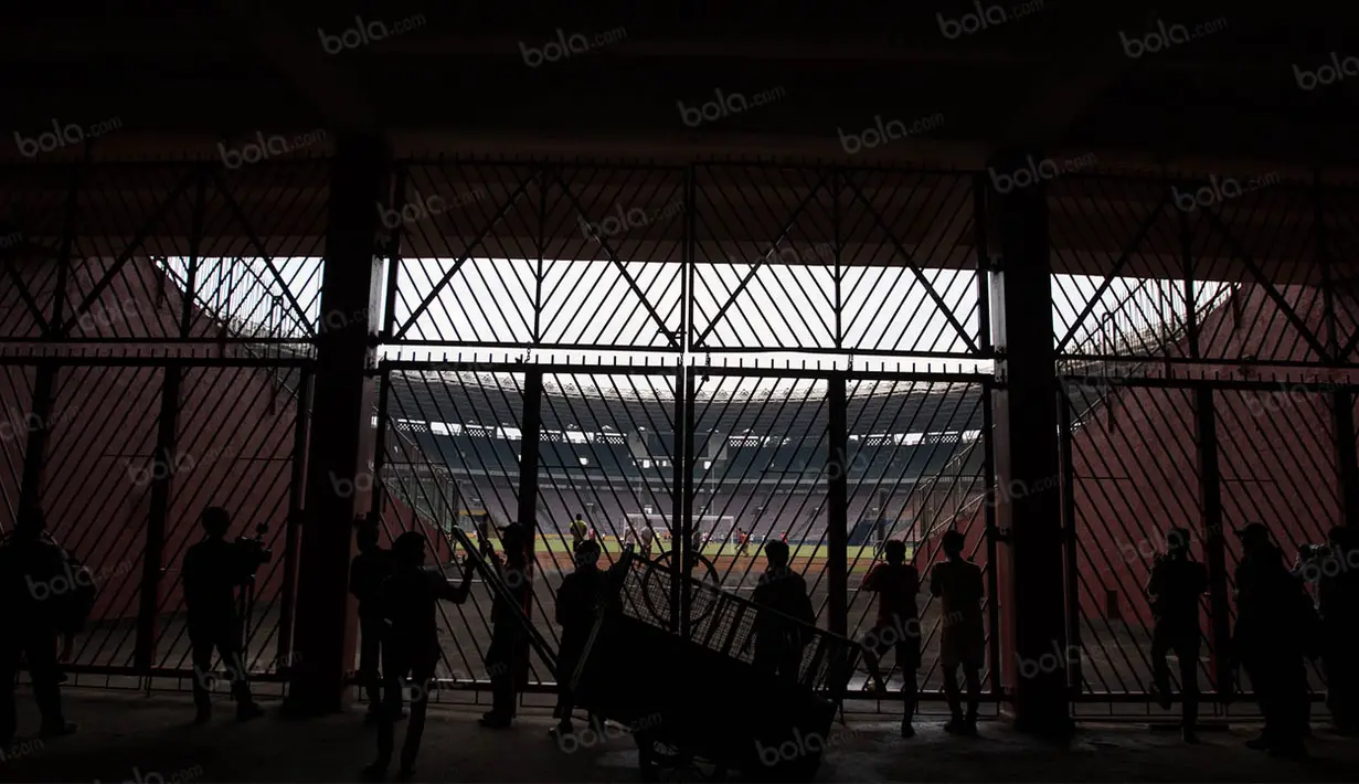 Latihan Persija kali ini tertutup untuk umum, awak media juga hanya diberikan kesempatan meliput selama 20 menit terakhir. (Bola.com/Vitalis Yogi Trisna)