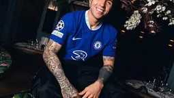 Enzo Fernandez saat menjalani sesi pemotretan dengan mengenakan seragam timnya Chelsea. Chelsea memboyongnya dari Benfica seharga 106,8 juta Pounds atau setara Rp 1,9 triliun. (Instagram/chelseafc)