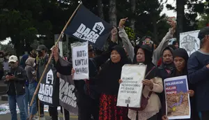 Warga Dago Elos yang terancam penggusuran turun ke jalan menggelar unjuk rasa di Taman Cikapayang, Kota Bandung, 1 Mei 2024. (Dikdik Ripaldi/Liputan6.com)