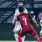 Gelandang Arema FC, Arkhan Fikri (kanan) mencoba melewati penjagaan pemain Persija Jakarta, Ryo Matsumura dalam laga Grup B Piala Presiden 2024 di Stadion Kapten I Wayan Dipta, Gianyar, Rabu (24/7/2024). (Dok. Arema FC)